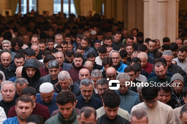Ramazan bayramı münasibətilə Əjdərbəy məscidində qılınan bayram namazı