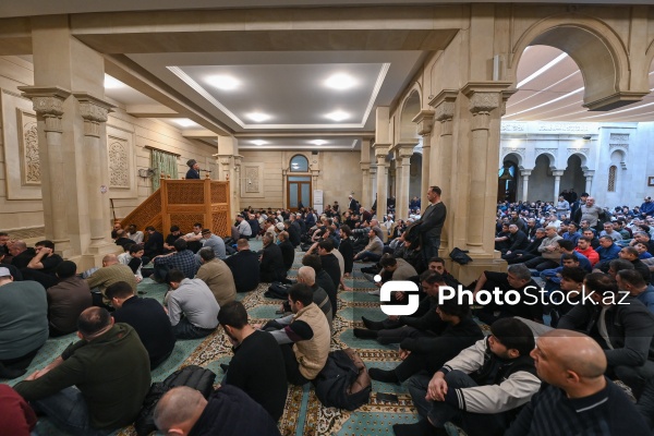 Ramazan bayramı münasibətilə Əjdərbəy məscidində qılınan bayram namazı