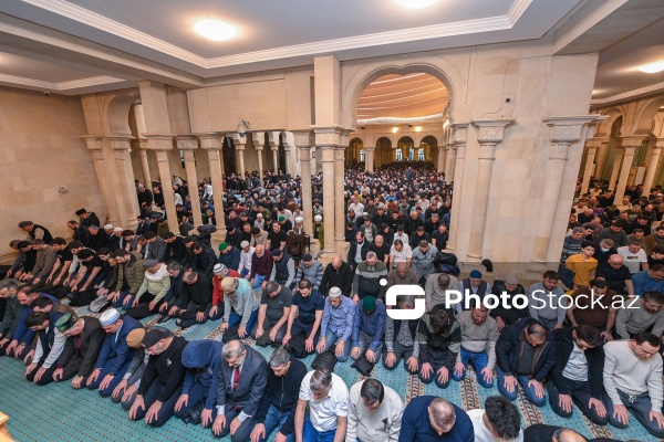Ramazan bayramı münasibətilə Əjdərbəy məscidində qılınan bayram namazı