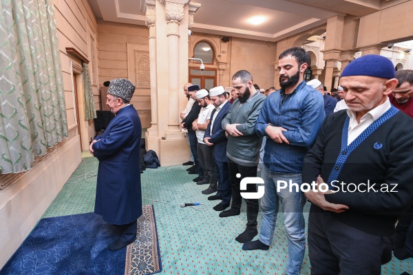 Ramazan bayramı münasibətilə Əjdərbəy məscidində qılınan bayram namazı