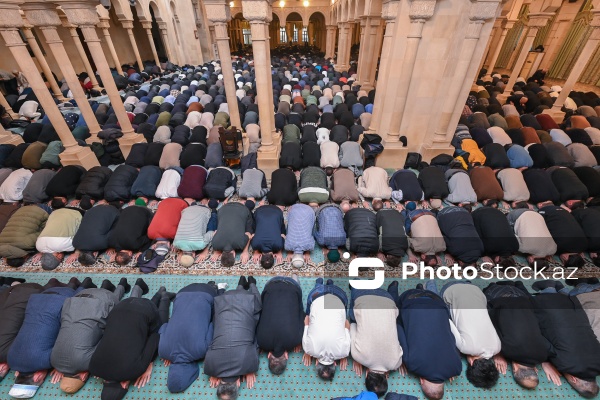 Ramazan bayramı münasibətilə Əjdərbəy məscidində qılınan bayram namazı