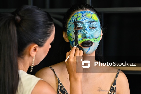 Rənglərlə hekayələr danışan qrim rəssamı Ülviyyə Talıbova