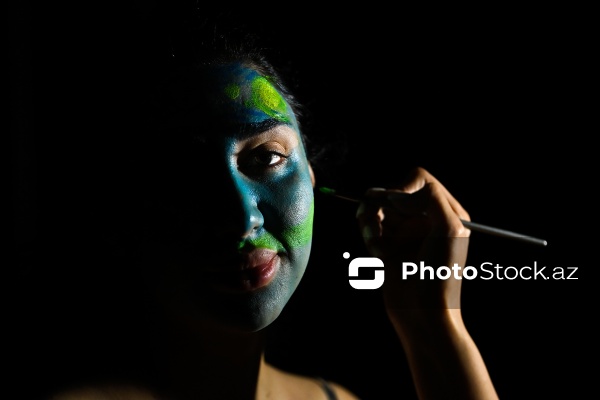 Rənglərlə hekayələr danışan qrim rəssamı Ülviyyə Talıbova