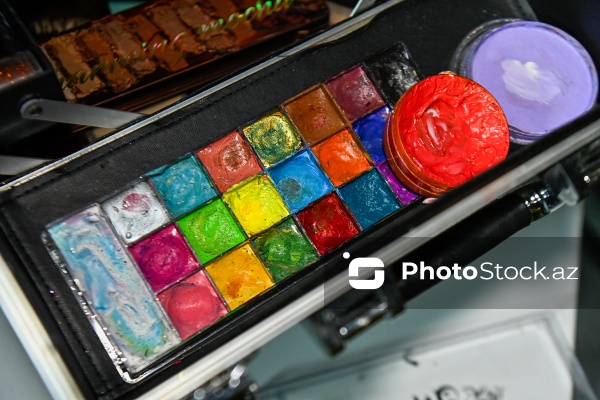 Rənglərlə hekayələr danışan qrim rəssamı Ülviyyə Talıbova