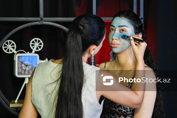 Rənglərlə hekayələr danışan qrim rəssamı Ülviyyə Talıbova