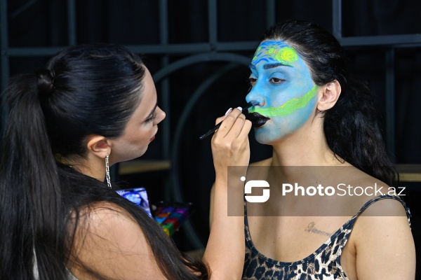 Rənglərlə hekayələr danışan qrim rəssamı Ülviyyə Talıbova