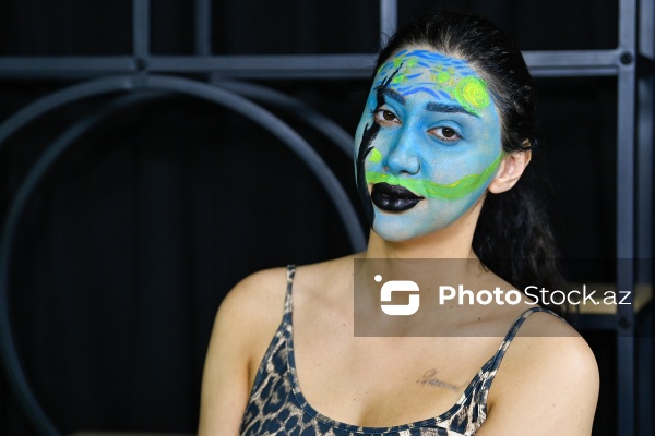 Rənglərlə hekayələr danışan qrim rəssamı Ülviyyə Talıbova