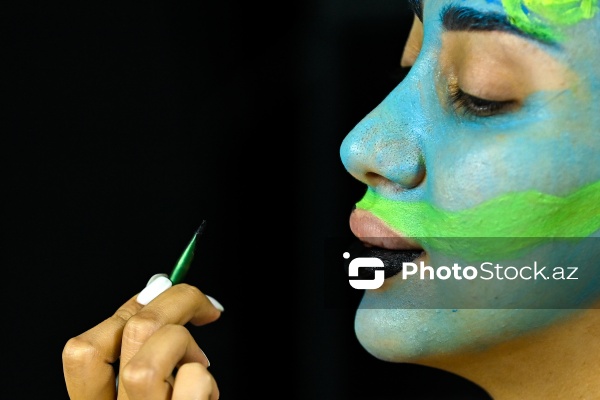 Rənglərlə hekayələr danışan qrim rəssamı Ülviyyə Talıbova