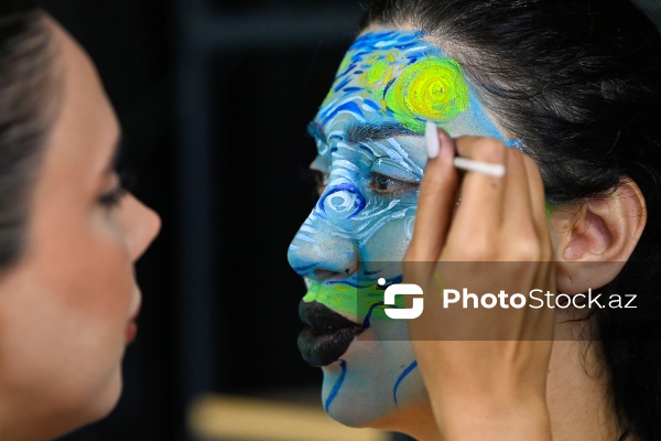 Rənglərlə hekayələr danışan qrim rəssamı Ülviyyə Talıbova