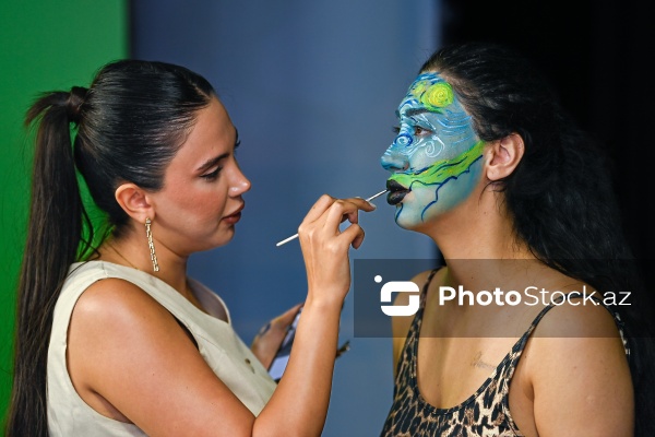 Rənglərlə hekayələr danışan qrim rəssamı Ülviyyə Talıbova