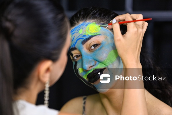 Rənglərlə hekayələr danışan qrim rəssamı Ülviyyə Talıbova