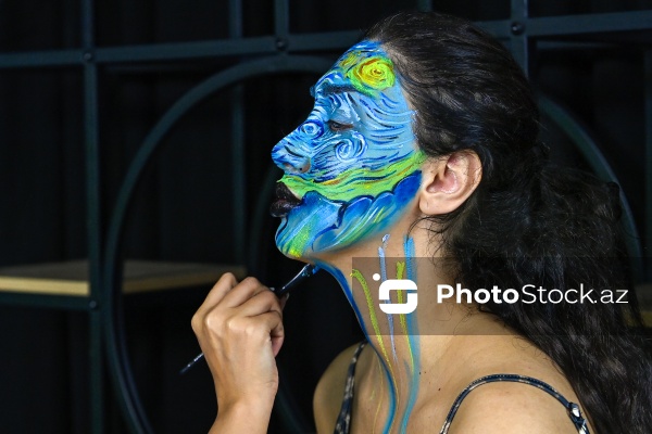 Rənglərlə hekayələr danışan qrim rəssamı Ülviyyə Talıbova