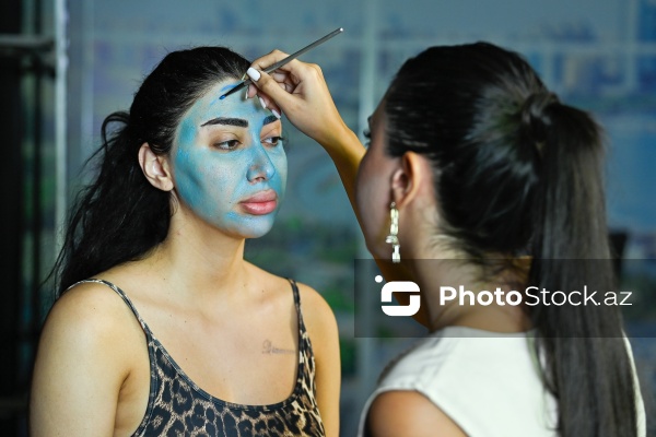 Rənglərlə hekayələr danışan qrim rəssamı Ülviyyə Talıbova