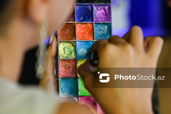 Rənglərlə hekayələr danışan qrim rəssamı Ülviyyə Talıbova