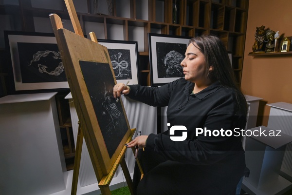 Qrataj texnikası ilə Vətən sevgisini təsvir edən rəssam Ləman Həsənzadə