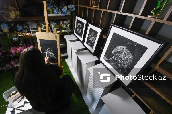 Qrataj texnikası ilə Vətən sevgisini təsvir edən rəssam Ləman Həsənzadə