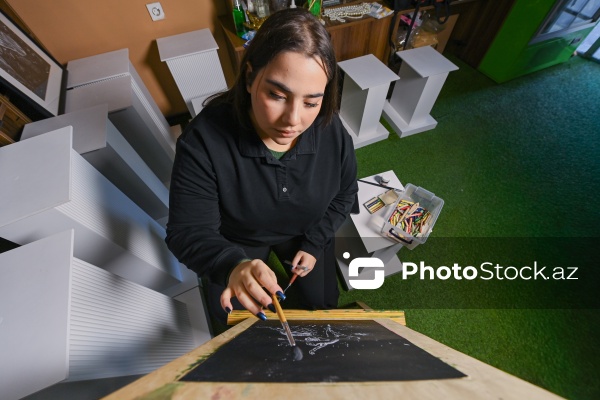 Qrataj texnikası ilə Vətən sevgisini təsvir edən rəssam Ləman Həsənzadə