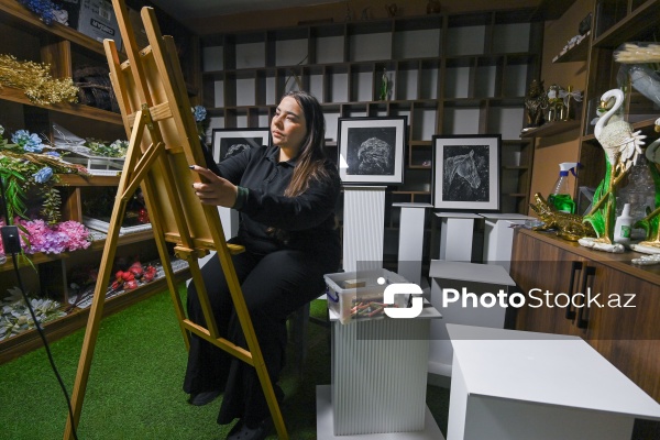 Qrataj texnikası ilə Vətən sevgisini təsvir edən rəssam Ləman Həsənzadə