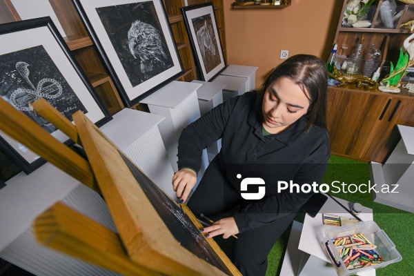 Qrataj texnikası ilə Vətən sevgisini təsvir edən rəssam Ləman Həsənzadə