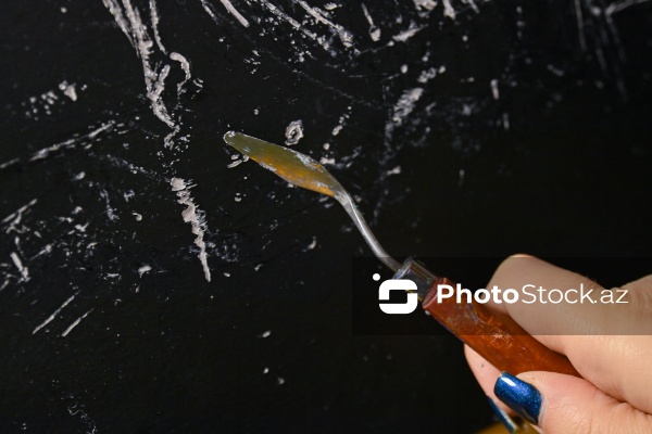 Qrataj texnikası ilə Vətən sevgisini təsvir edən rəssam Ləman Həsənzadə