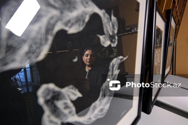 Qrataj texnikası ilə Vətən sevgisini təsvir edən rəssam Ləman Həsənzadə