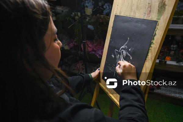 Qrataj texnikası ilə Vətən sevgisini təsvir edən rəssam Ləman Həsənzadə