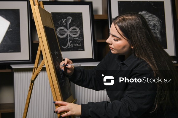 Qrataj texnikası ilə Vətən sevgisini təsvir edən rəssam Ləman Həsənzadə