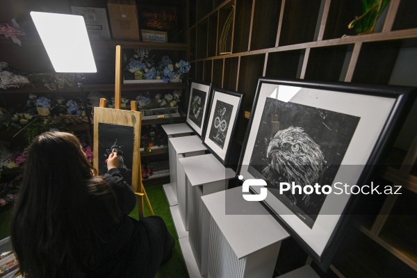 Qrataj texnikası ilə Vətən sevgisini təsvir edən rəssam Ləman Həsənzadə