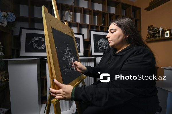 Qrataj texnikası ilə Vətən sevgisini təsvir edən rəssam Ləman Həsənzadə