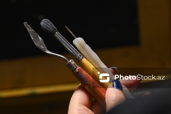 Qrataj texnikası ilə Vətən sevgisini təsvir edən rəssam Ləman Həsənzadə