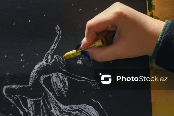 Qrataj texnikası ilə Vətən sevgisini təsvir edən rəssam Ləman Həsənzadə