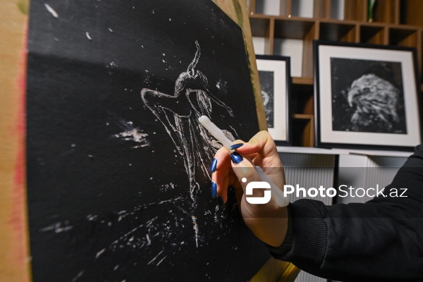 Qrataj texnikası ilə Vətən sevgisini təsvir edən rəssam Ləman Həsənzadə