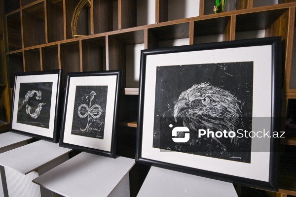 Qrataj texnikası ilə Vətən sevgisini təsvir edən rəssam Ləman Həsənzadə