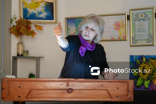 Rəssam Naqiyə Rzayevanın qumla yaratdığı sənət əsərləri