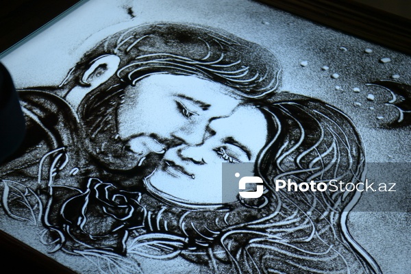 Rəssam Naqiyə Rzayevanın qumla yaratdığı sənət əsərləri