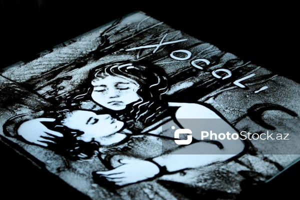 Rəssam Naqiyə Rzayevanın qumla yaratdığı sənət əsərləri