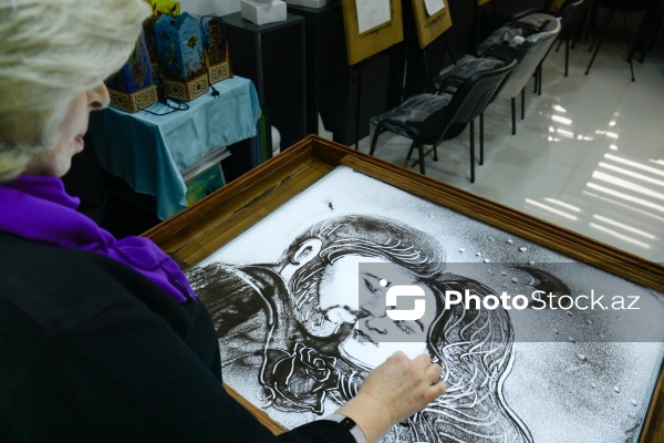 Rəssam Naqiyə Rzayevanın qumla yaratdığı sənət əsərləri