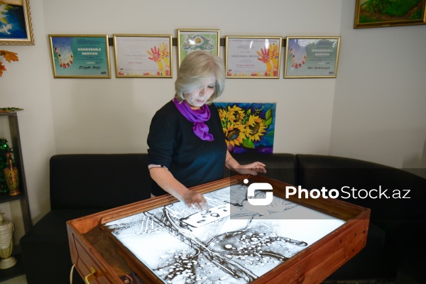 Rəssam Naqiyə Rzayevanın qumla yaratdığı sənət əsərləri