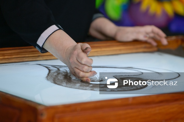 Rəssam Naqiyə Rzayevanın qumla yaratdığı sənət əsərləri