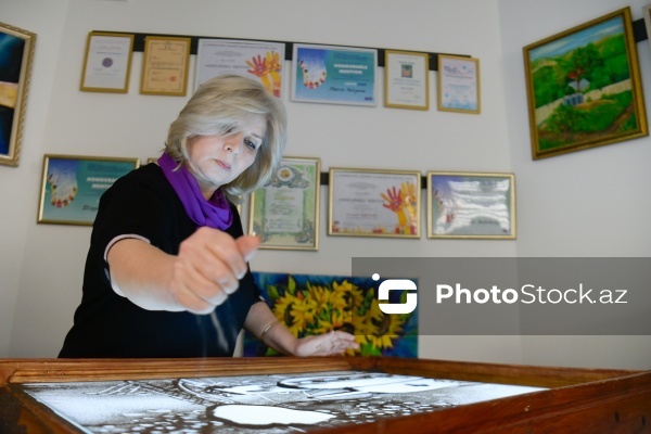 Rəssam Naqiyə Rzayevanın qumla yaratdığı sənət əsərləri