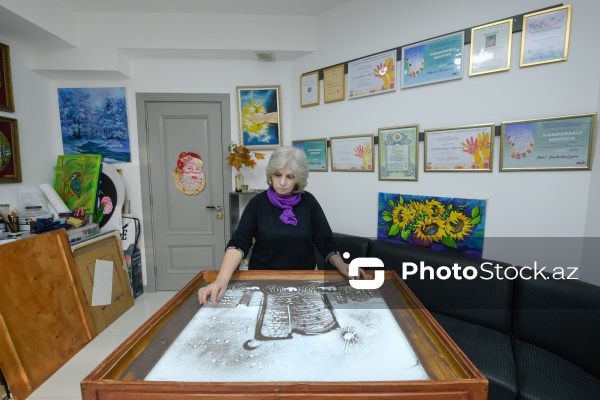 Rəssam Naqiyə Rzayevanın qumla yaratdığı sənət əsərləri