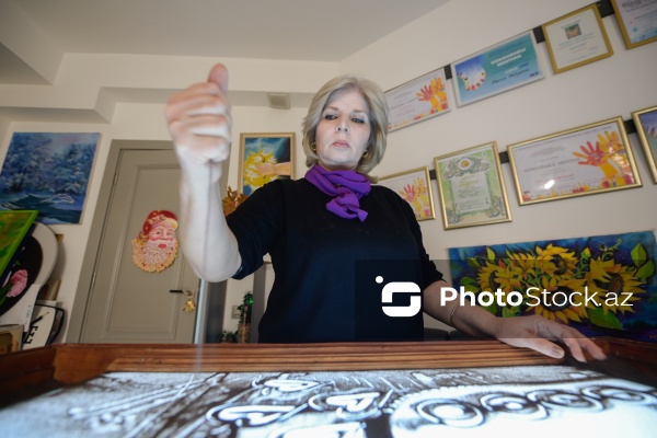 Rəssam Naqiyə Rzayevanın qumla yaratdığı sənət əsərləri