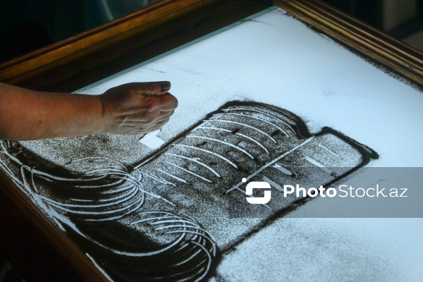 Rəssam Naqiyə Rzayevanın qumla yaratdığı sənət əsərləri