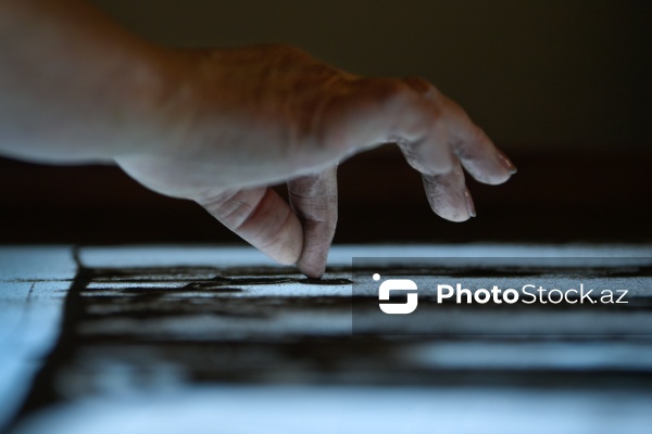 Rəssam Naqiyə Rzayevanın qumla yaratdığı sənət əsərləri