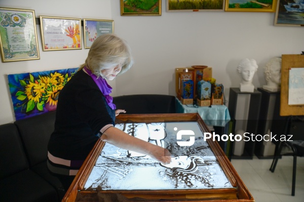 Rəssam Naqiyə Rzayevanın qumla yaratdığı sənət əsərləri