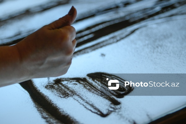 Rəssam Naqiyə Rzayevanın qumla yaratdığı sənət əsərləri