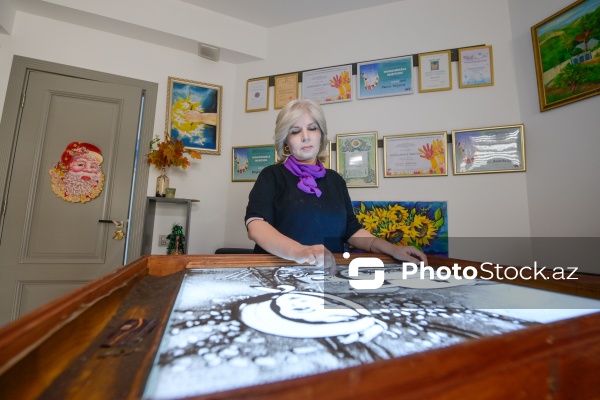 Rəssam Naqiyə Rzayevanın qumla yaratdığı sənət əsərləri