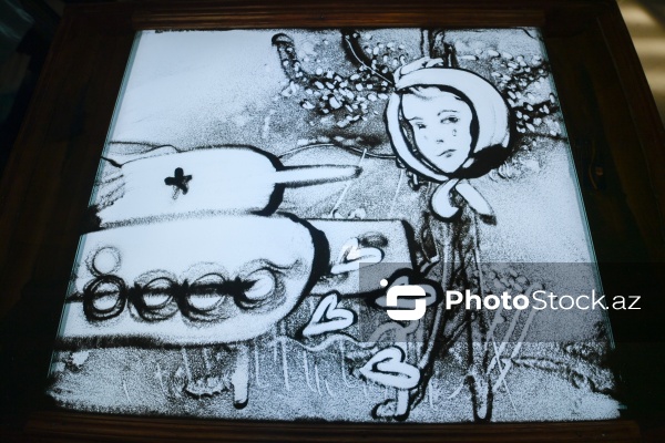 Rəssam Naqiyə Rzayevanın qumla yaratdığı sənət əsərləri