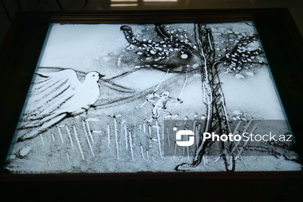 Rəssam Naqiyə Rzayevanın qumla yaratdığı sənət əsərləri