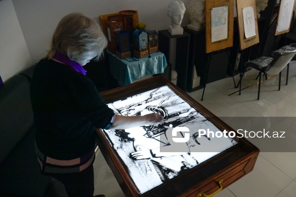 Rəssam Naqiyə Rzayevanın qumla yaratdığı sənət əsərləri